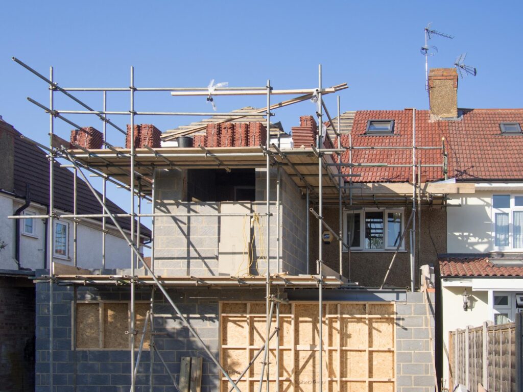 A Step-By-Step Guide to Erecting a Scaffolding